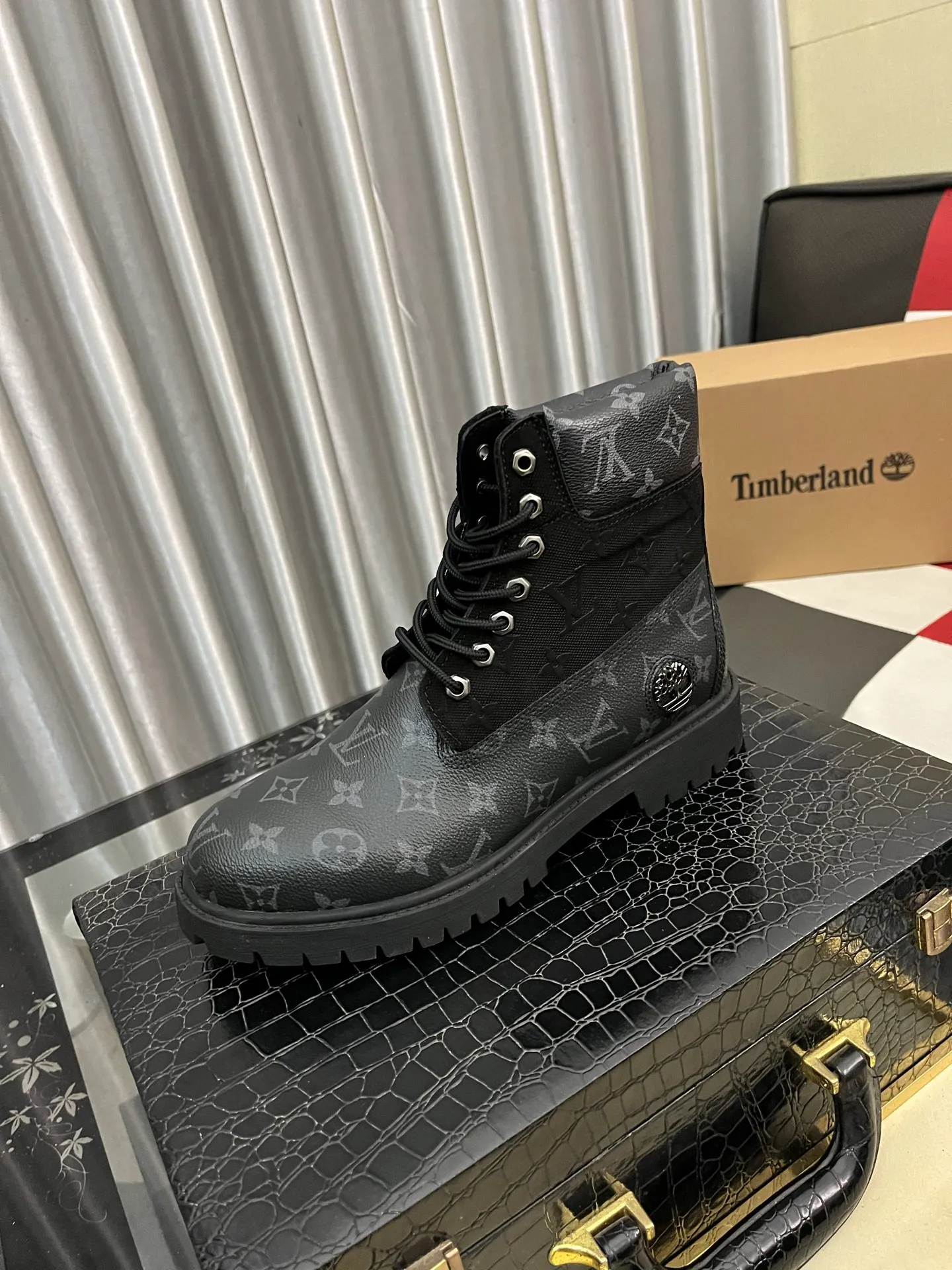Ex-factory price: 458⌚️⌚️LV x Timberland Timberland joint model Presbyopia Embossed Rhubarb Boots Ankle Boots Short Boots LV x Timberland ankle boots are made of Monogram embossed waterproof nubuck cow leather, relying on the brand's exquisite craftsmanship to carefully reshape the classic Timberland 6-inch boot shape in Italy, with an eye-catching American workwear style. Created by Pharrell Williams 2025 autumn and winter menswear show. Monogram embossed tongue, original Timberland laces and outsole are exquisite details, and the leather label expresses the cooperation logo. Exquisite packaging at the delivery counter🛍📦 ▪️Material: Original customized imported first-layer cowhide ▪️Inner lining: Original customized leather lining/mesh lining ▪️Outsole: Original molded rubber material ▪️Sole thickness: 3.5CM ▪️Size: 38-44